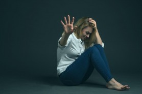 Un român din Italia şi-a luat mama la bătaie pentru 20 de euro. Bărbatul a fost arestat